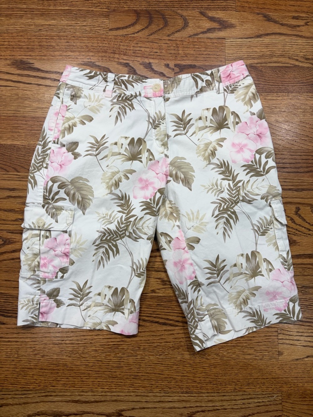 Tommy Bahama 18Golf 11" Pink/Green Floral Bermuda Shorts (4)